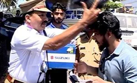 Two-wheeler buyers in Kerala to get free helmet, Kozhikode, News, Trending, Passengers, Kozhikode, Police, Kerala