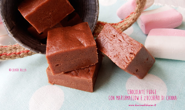 Chocolate fudge con marshmallow e zucchero di canna Chocolate fudge con marshmallow e zucchero di canna