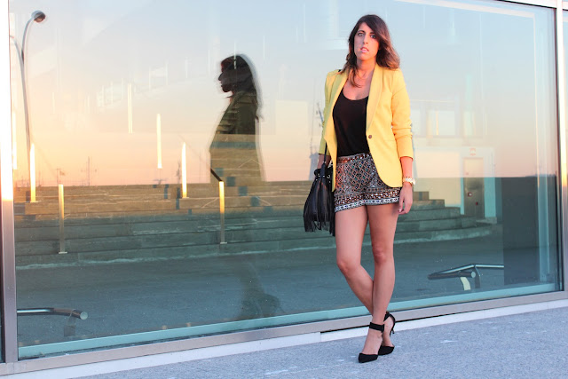 Shorts glitter combinados con blazer amarilla