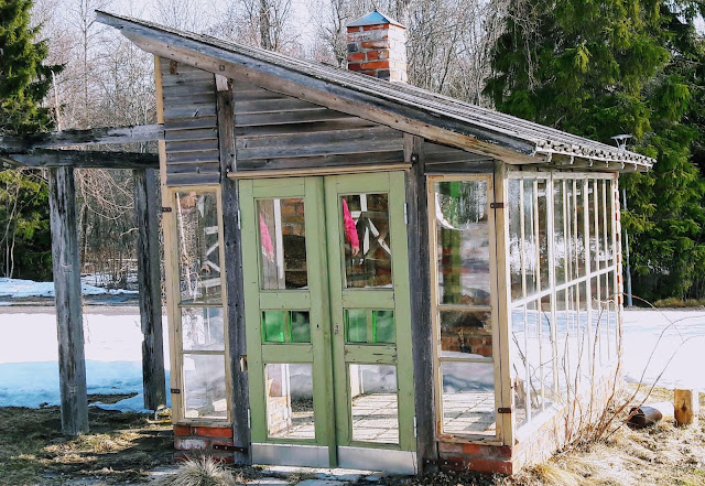 Piharakennus tehty vanhoista ikkunoista Garden cottage made from old windows