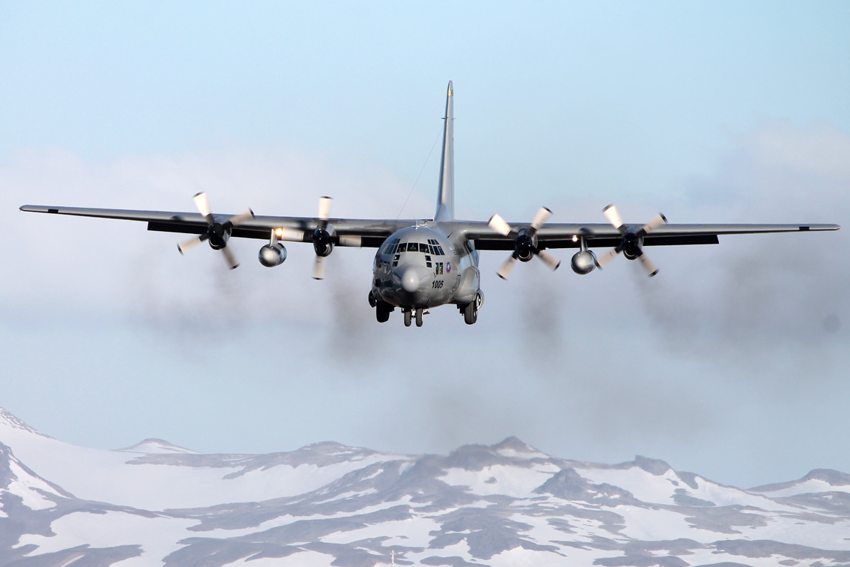 C-130 Hércules de la Fuerza Aérea Colombiana en fase de aproximación a la Isla Rey Jorge.