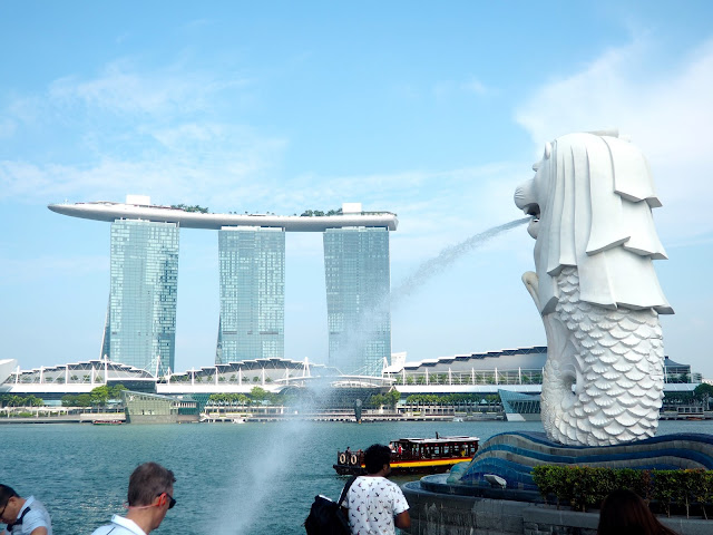 Merlion statue and Marina Bay Sands, Singapore