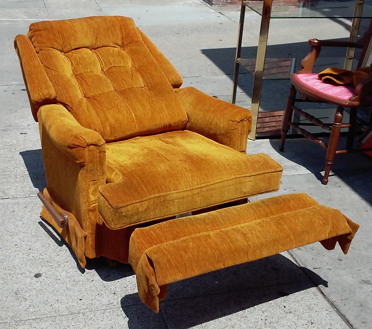 UHURU FURNITURE & COLLECTIBLES SOLD **BARGAIN BUY** 18440 Vintage