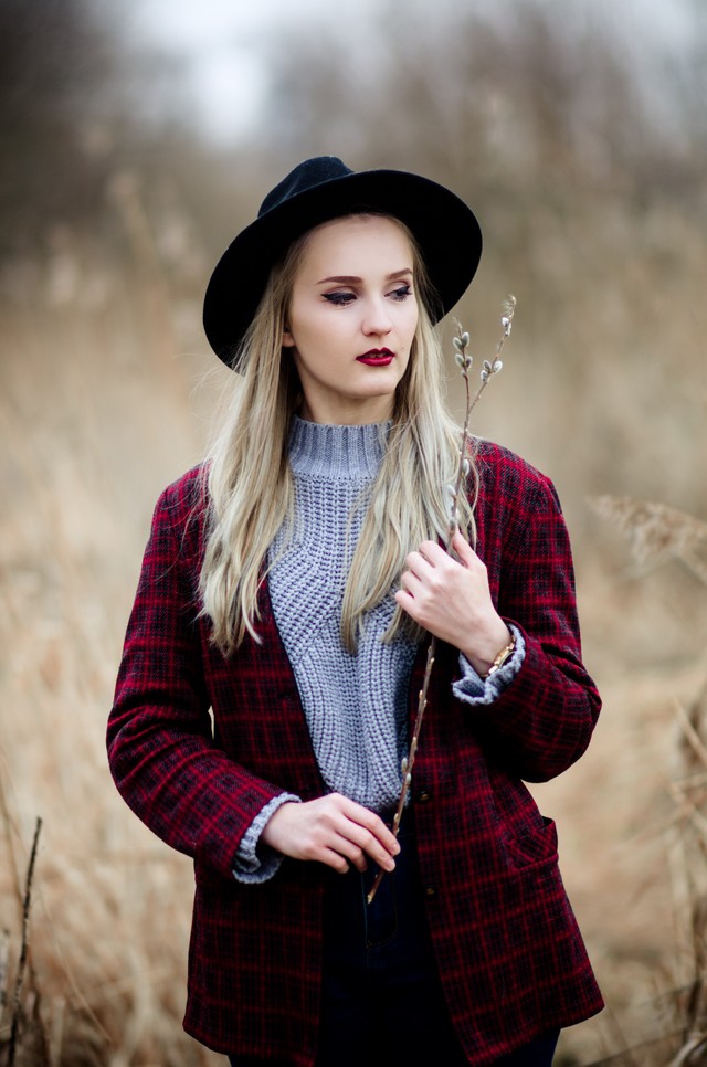 I am wearing a hat. презентация what are you wearing. Ann is wearing. Ann is wearing. He she is wearing.