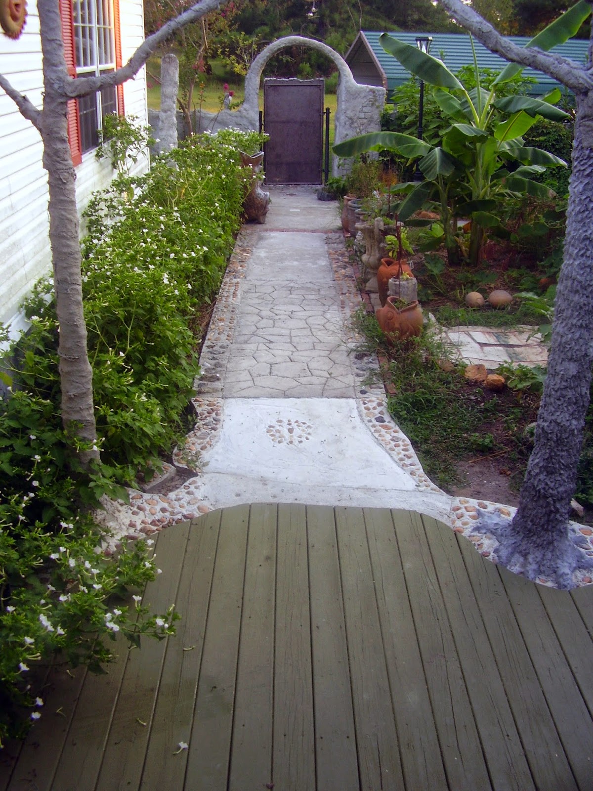 Low Rent Renaissance: Sidewalk finally completed