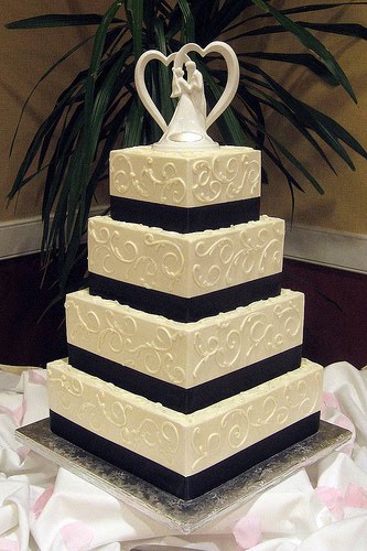 Elegant Black and Ivory Wedding Cake March 11 2012 by Admin
