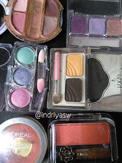 what's in my make up pouch blush on dan eye shadow