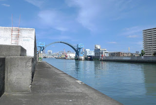 「甚兵衛渡」という渡し舟の港区福崎の桟橋から 撮影した「尻無川水門」