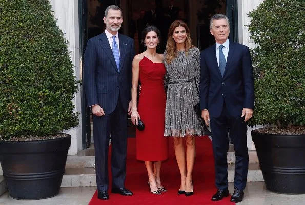 Queen Letşzşa wore a new red dress by Spanish designer Roberto Torretta. First Lady Juliana Awada is wearing grey squin dress