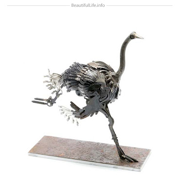 Esculturas de animales con metal reciclado.