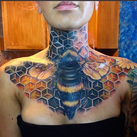 Tatuaje de abeja en el pecho y cuello