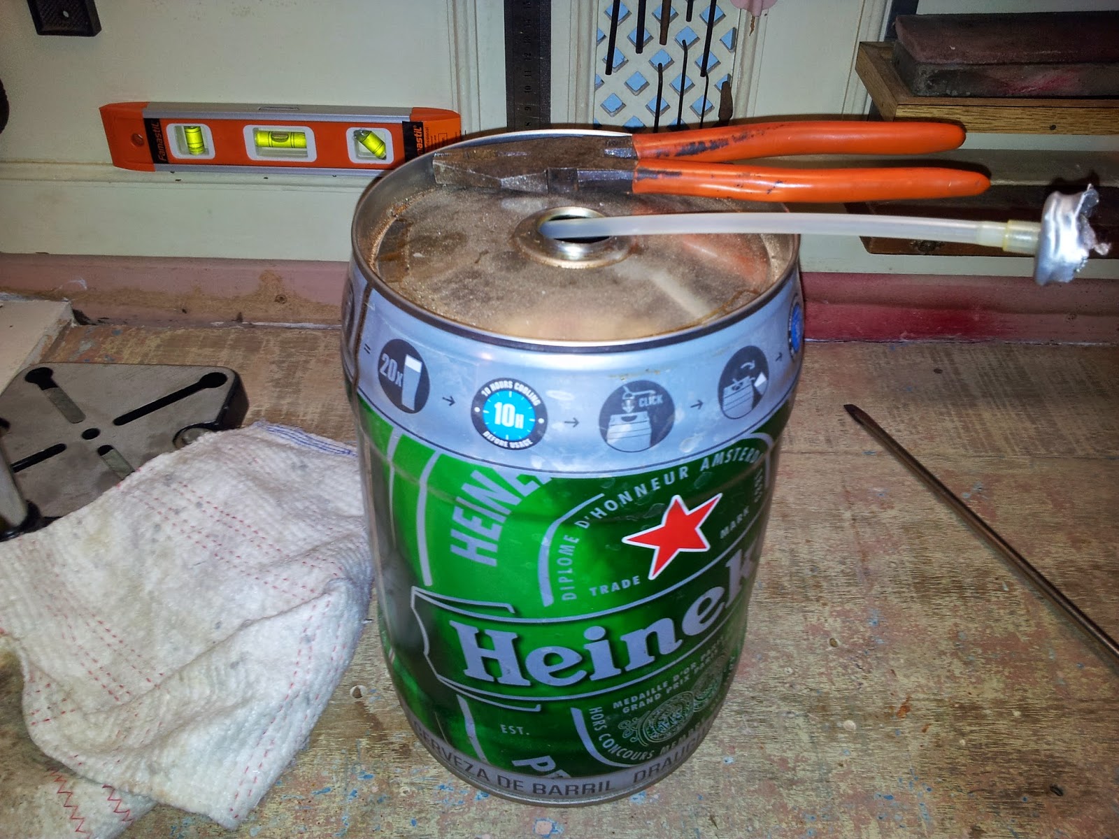 Oficina do Quintal Como fazer uma luminária com barril de Heineken