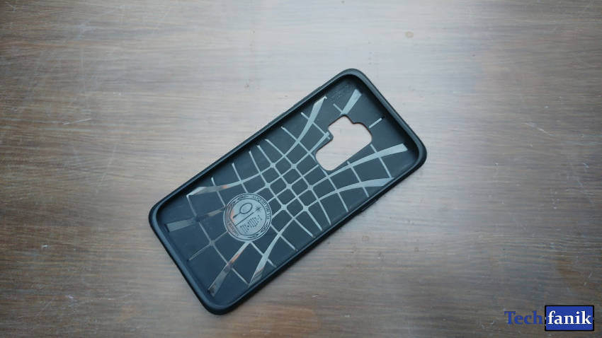 Spigen Rugged Armor dla Samsunga Galaxy S9+ wykonanie środka Spigen Rugged Armor dla Samsunga Galaxy S9+ wykonanie środka