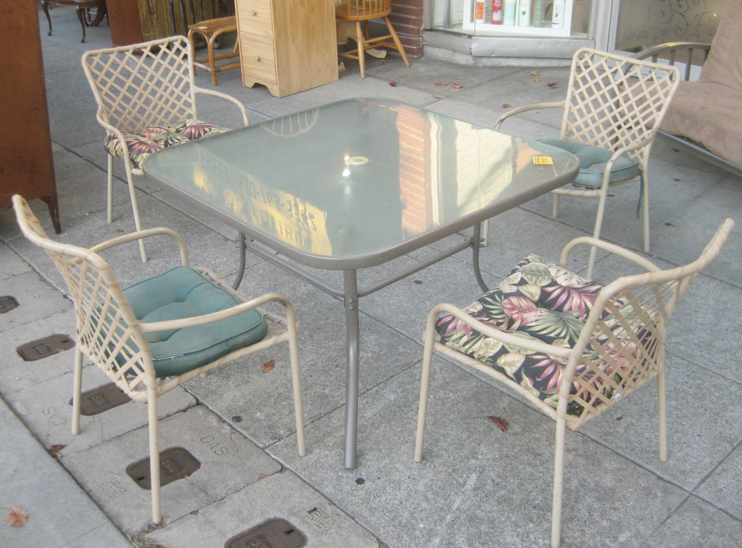 UHURU FURNITURE & COLLECTIBLES SOLD Patio Table and 4 Chairs 75