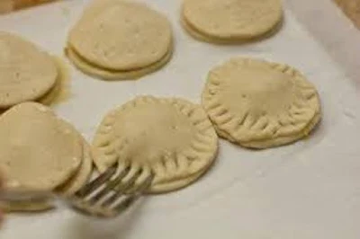 seal-the-edges-of-puff-patties