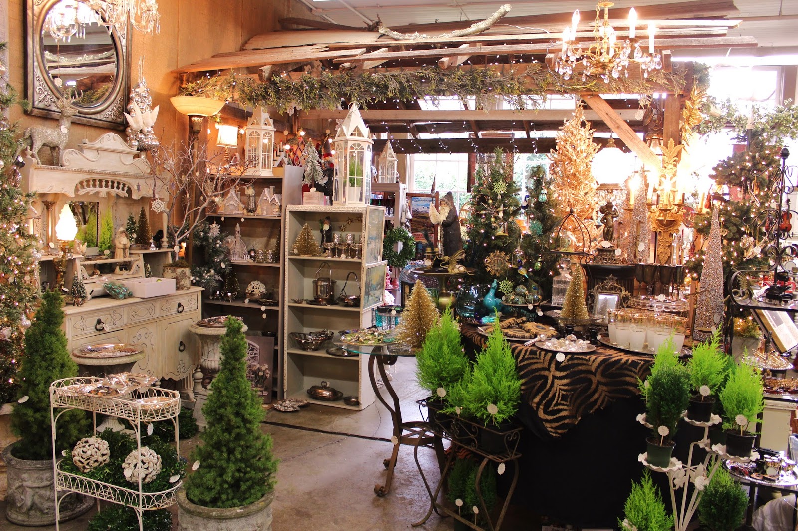 Monticello Antique Marketplace: We're Decked Out For the Holidays...