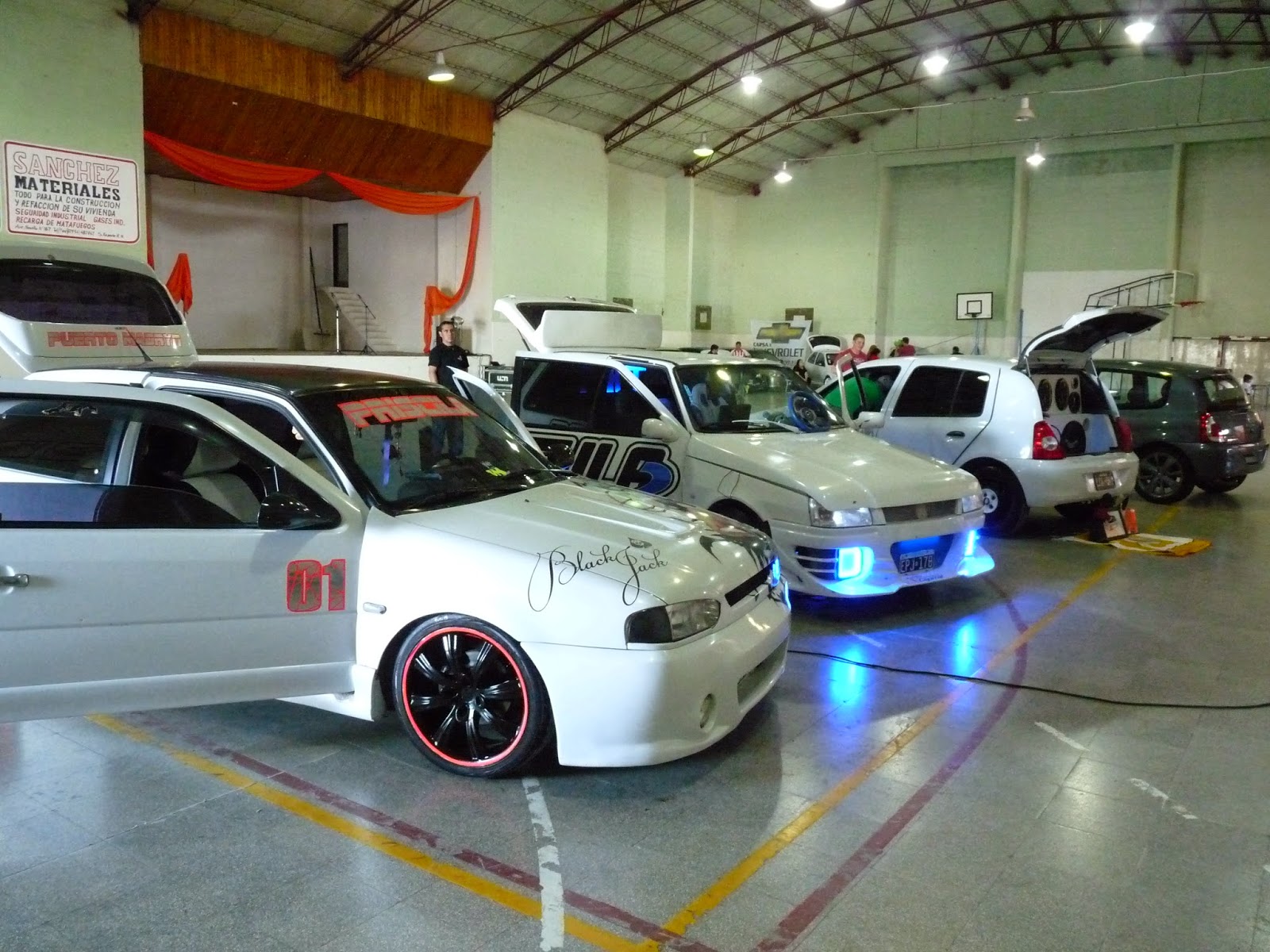 COMENZÓ LA EXPO TUNING EN EL POLIDEPORTIVO MUNICIPAL Sierra Grande