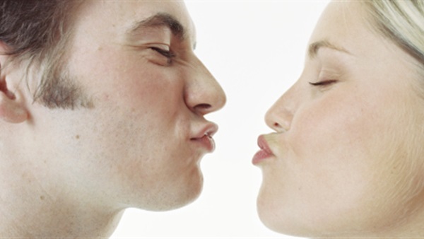 تفسير حلم تقبيل احد في المنام موسوعة المعرفة الشاملة