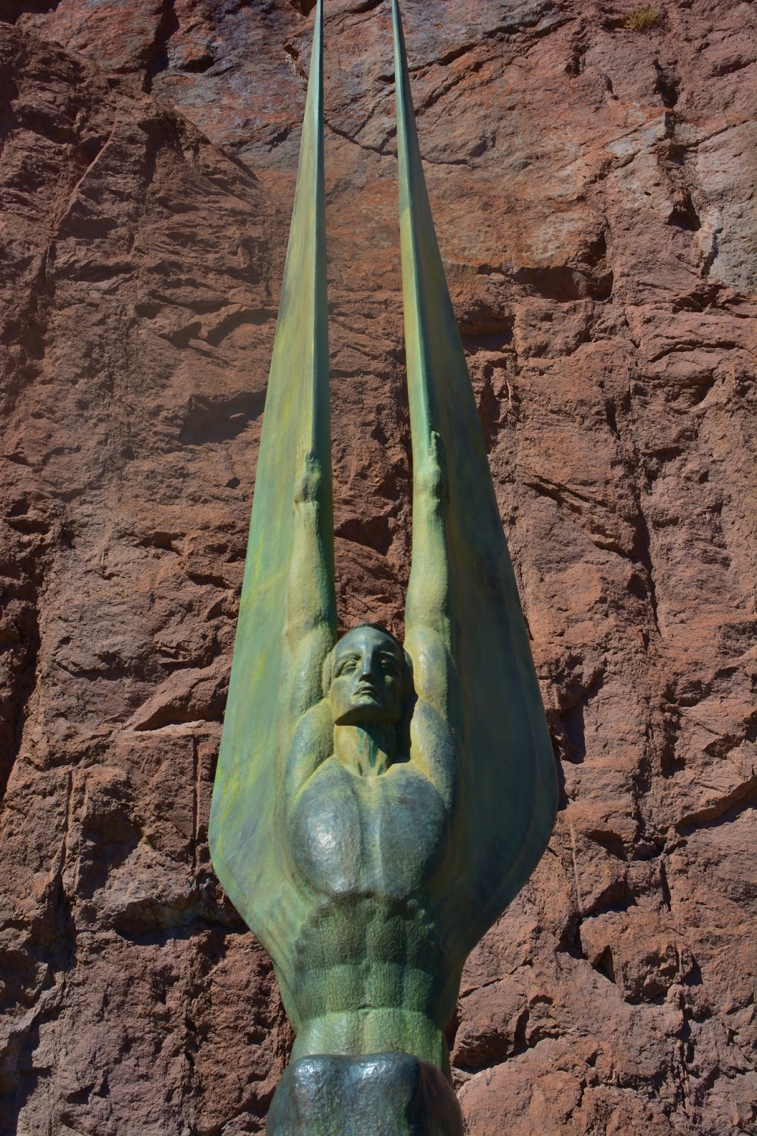 Las Aventuras Between Rocks and Statues