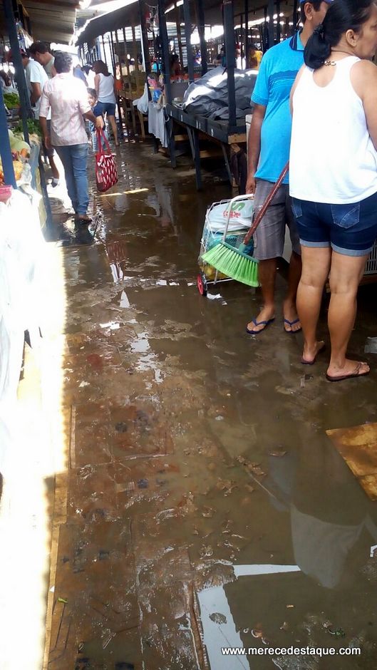População reclama de lama na Central de Feiras e Mercados de Santa Cruz do Capibaribe