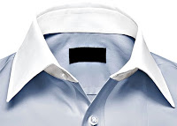 Açık mavi bir gömleğin beyaz olan yakası