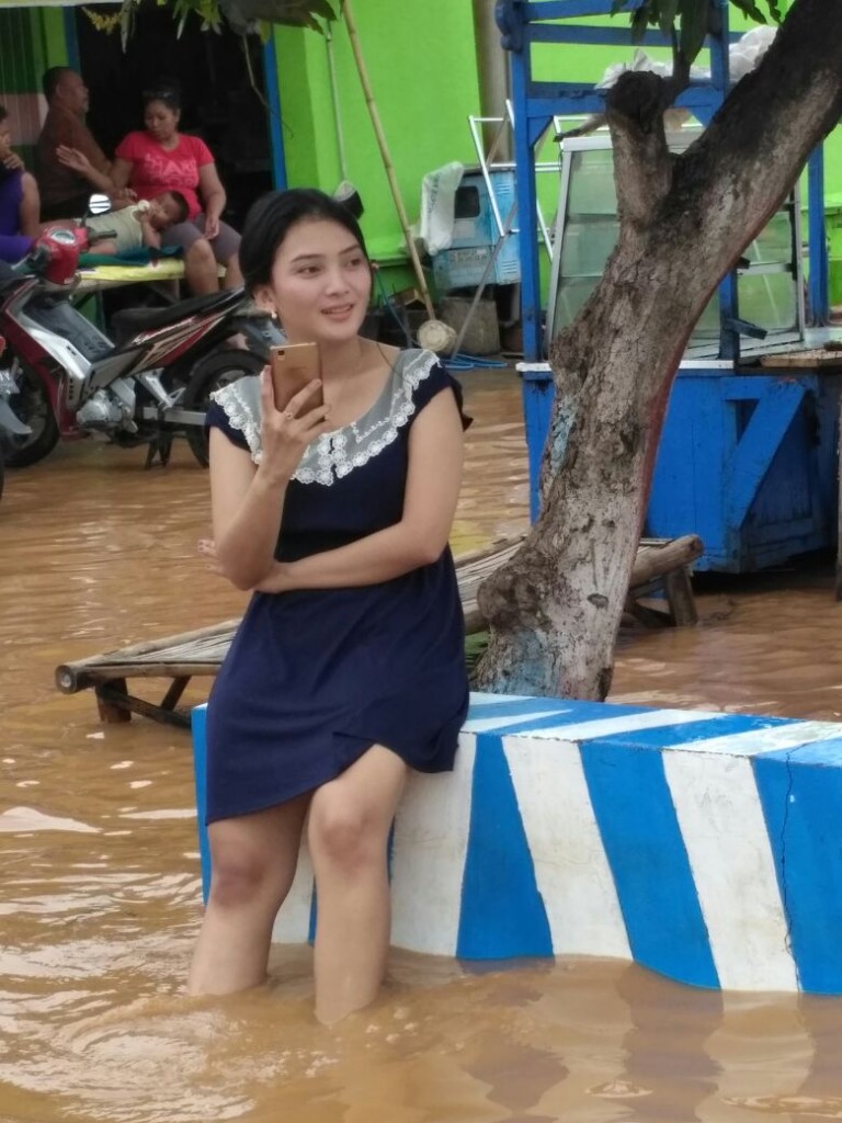 Foto Wanita Cantik Pamer Paha Mulus Di Tengah Banjir Ini Free Nude Porn Photos