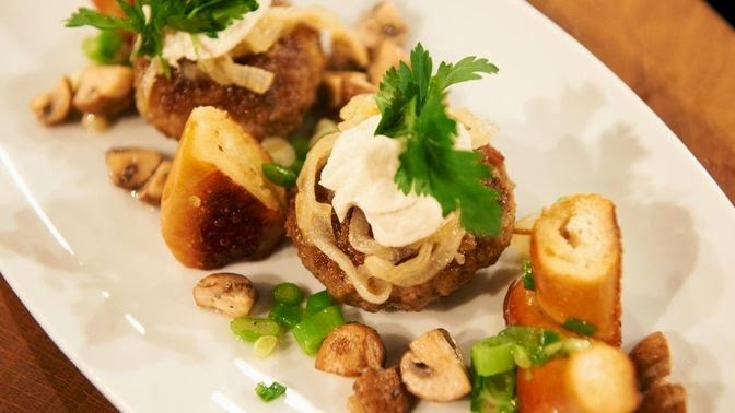 Andrea´s Kochbuch: Fleischpflanzerl mit Schmelzzwiebeln, dazu süß-saure ...