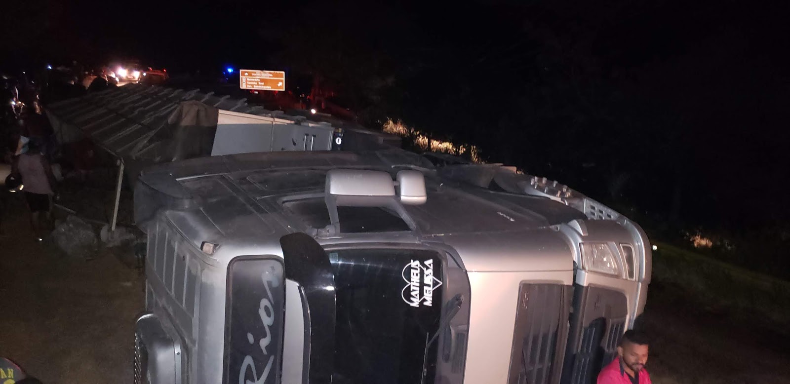 Carreta carregada com milho tomba na BR-324 em Jacobina