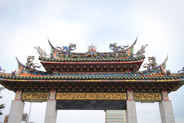 things to do in Taipei | visit the dragons at Longshan Temple things to do in Taipei | visit the dragons at Longshan Temple