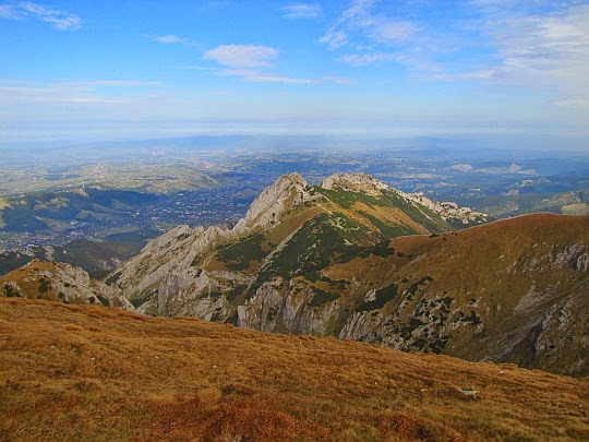 Giewont (1894 m n.p.m.) a za nim rozciąga się Podhale.