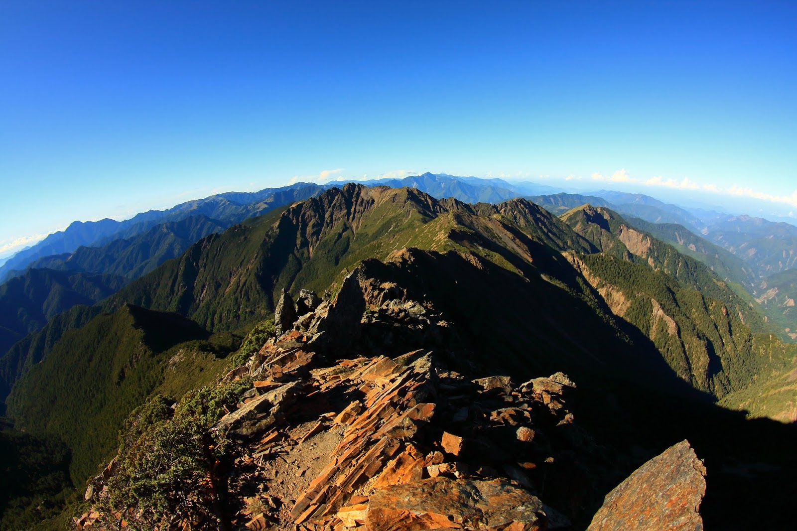 玉山主峰南稜線為鹿野忠雄當年首登南玉山的路線