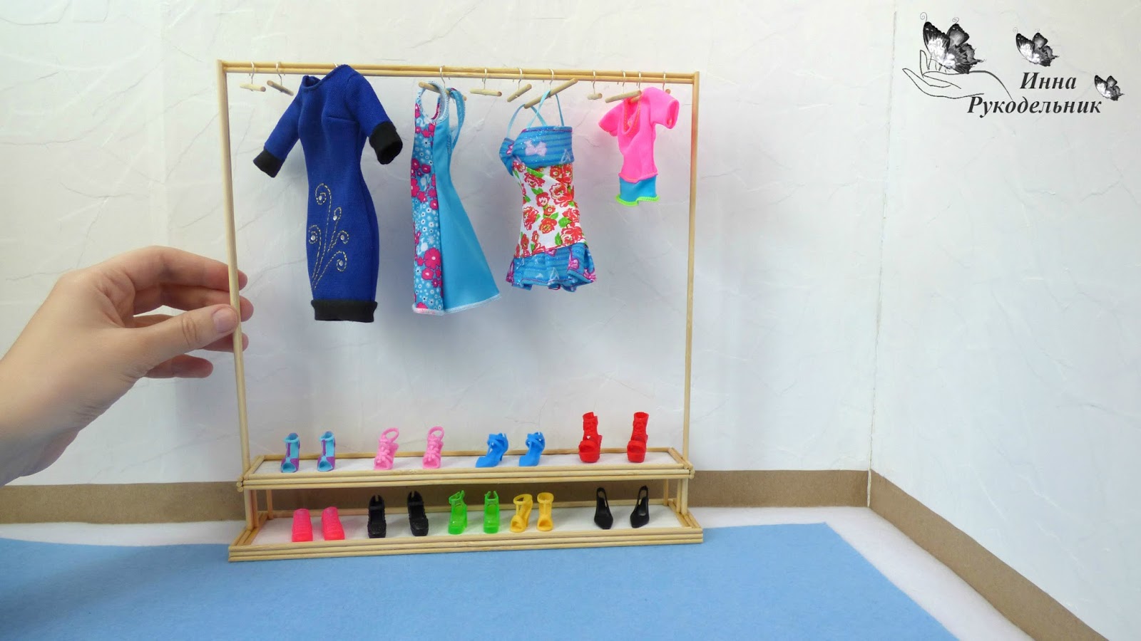 Картонная стойка для кукол