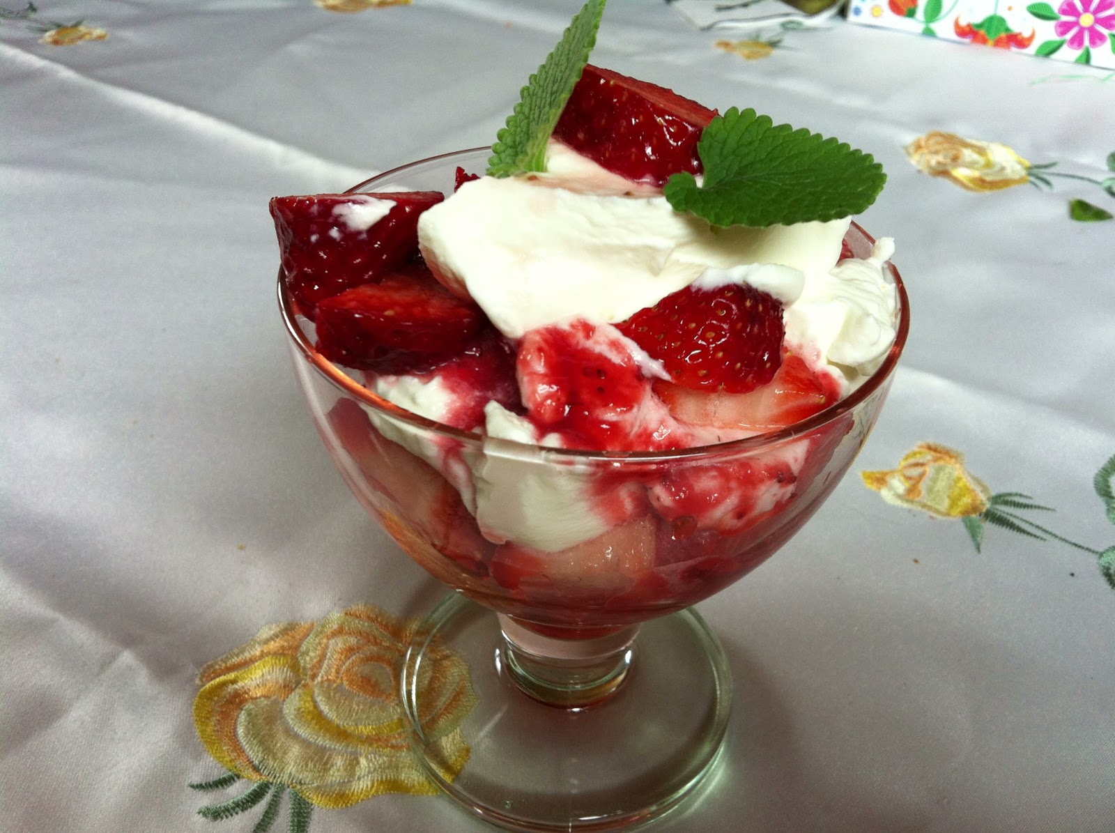 Erdbeeren mit Schlagobers und Minze | Kochrezepte