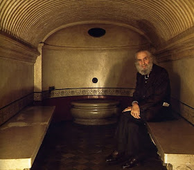 Mongiardino in a sauna he designed for a house in Turin known as the Fetta di Polenta for its unusual shape