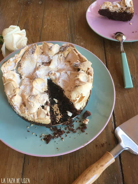 porción-de-tarta-de-chocolate-con-merengue-y-galletas-Oreo