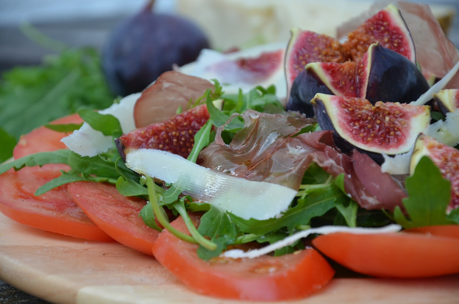 Rucola- Salat mit Bresaola, Tomaten und Feigen