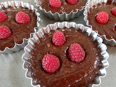 Pastelillos de chocolate y frambuesa listos para hornear