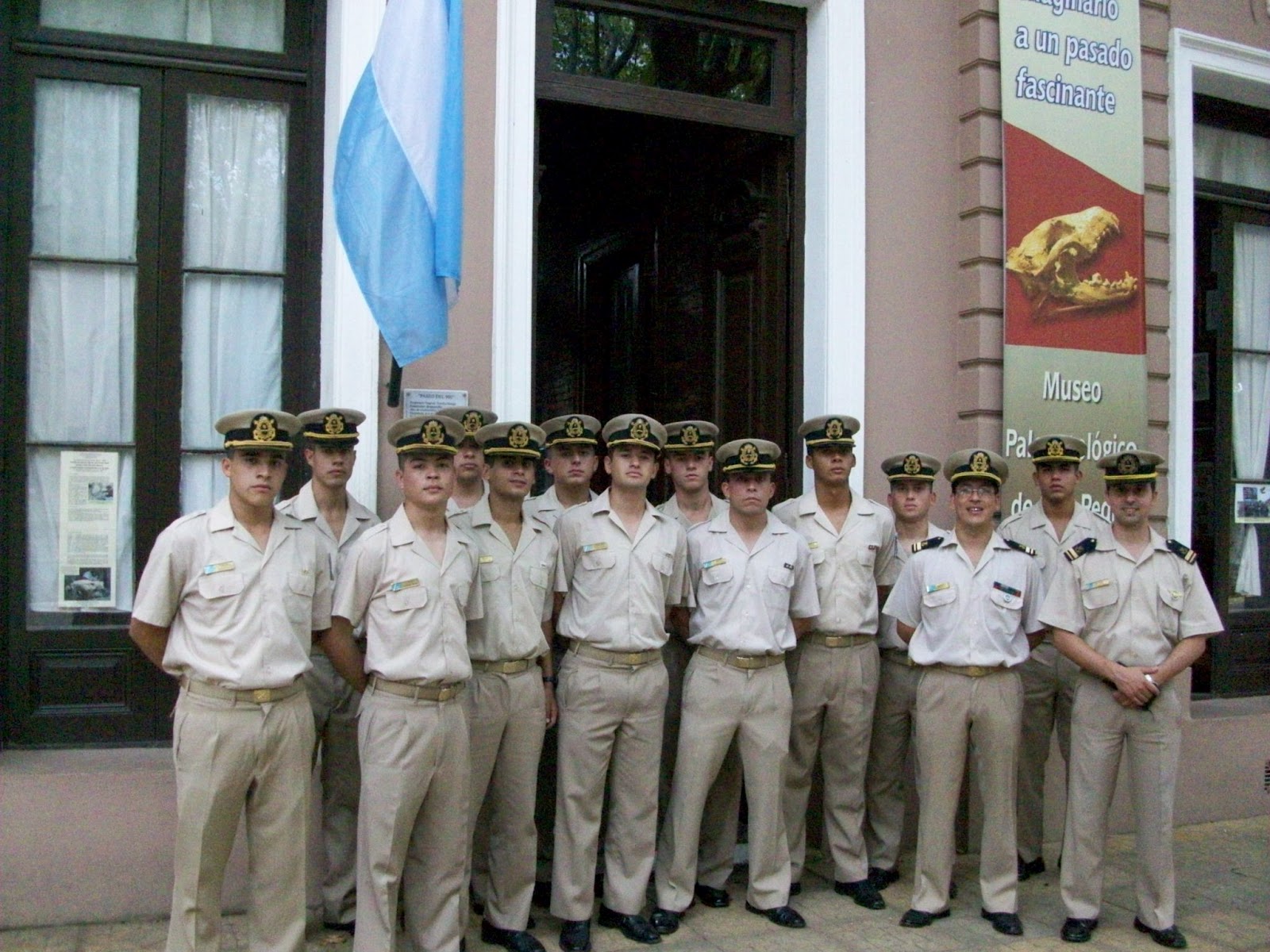 Cadetes de Prefectura Naval Argentina recorren
