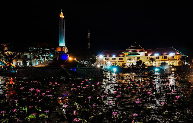 Taman Tugu Kota Malang Terbaru 2017 Keindahan Taman Tugu Kota Malang pada saat malam hari