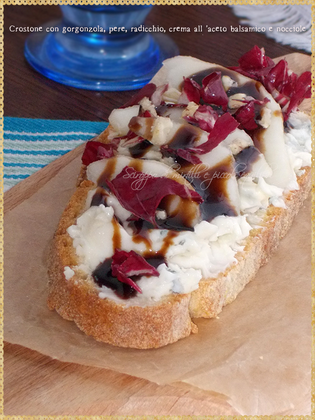 Crostone con gorgonzola, pere, radicchio, crema all’aceto balsamico e nocciole