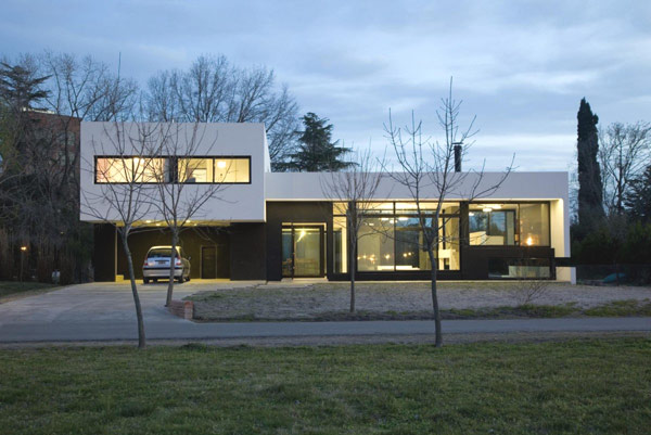 Casa Contemporánea en Blanco y Negro Con Impresionante Piscina.