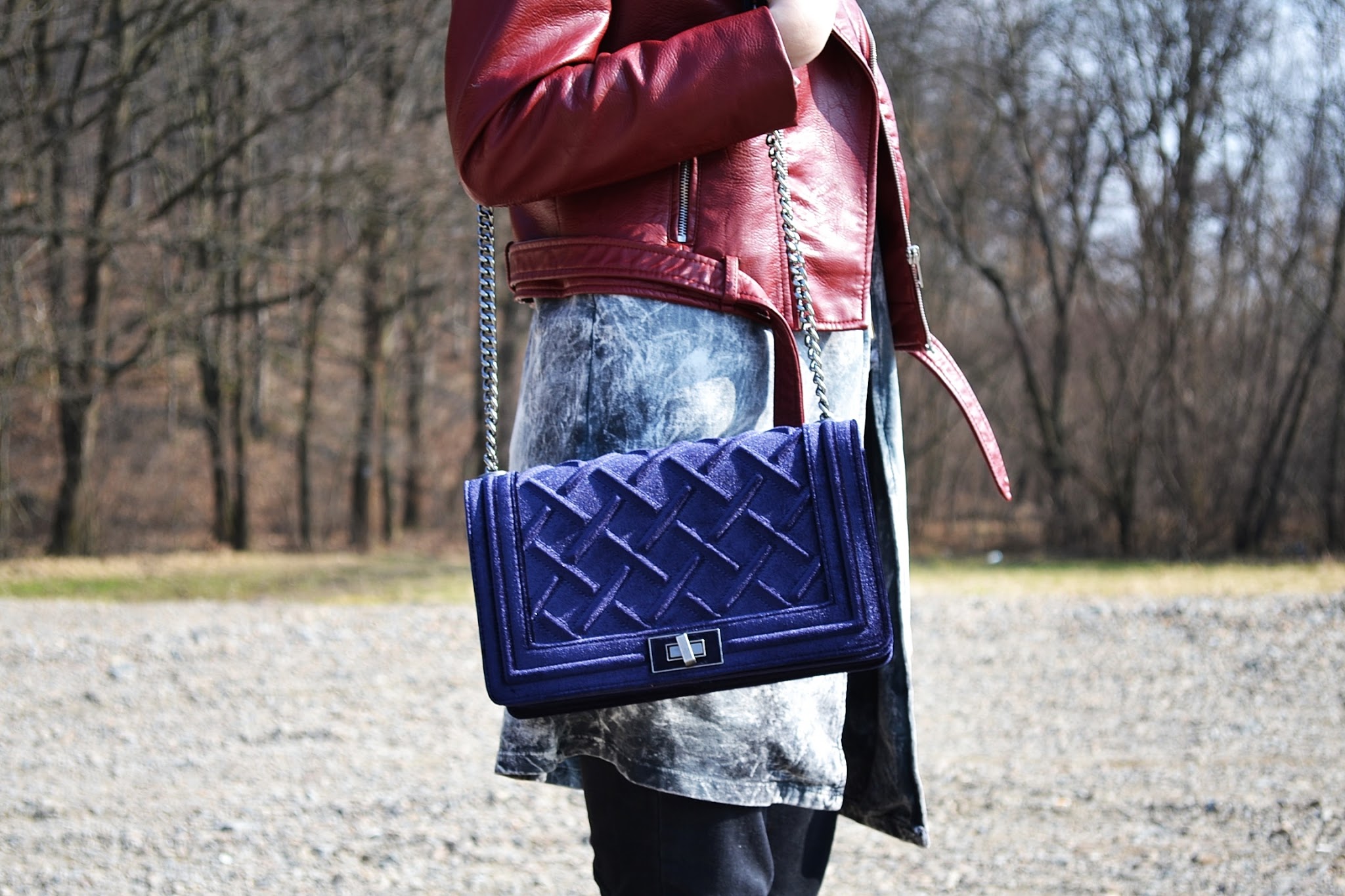 Bordowa ramoneska + sneakersy