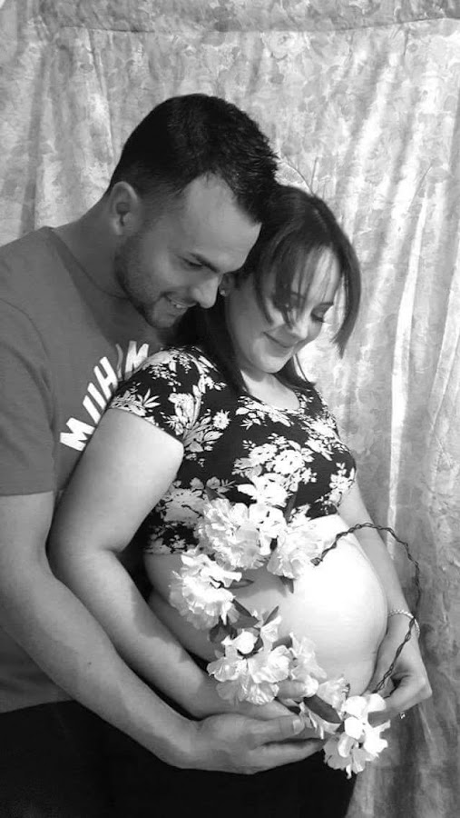 familia nueva feliz con su primer bebe