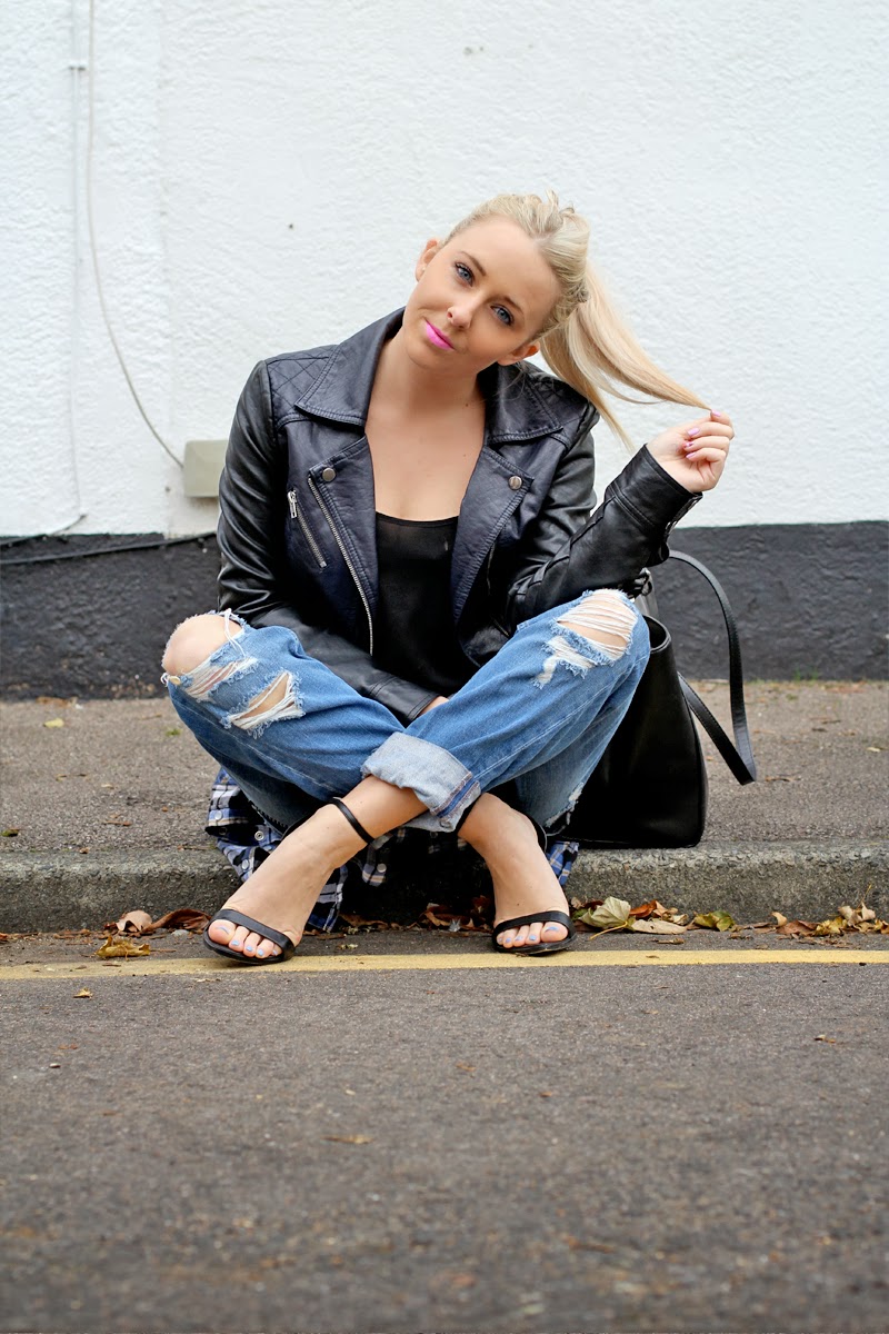 BOYFRIEND JEANS AND SANDALS - Petite Side of Style
