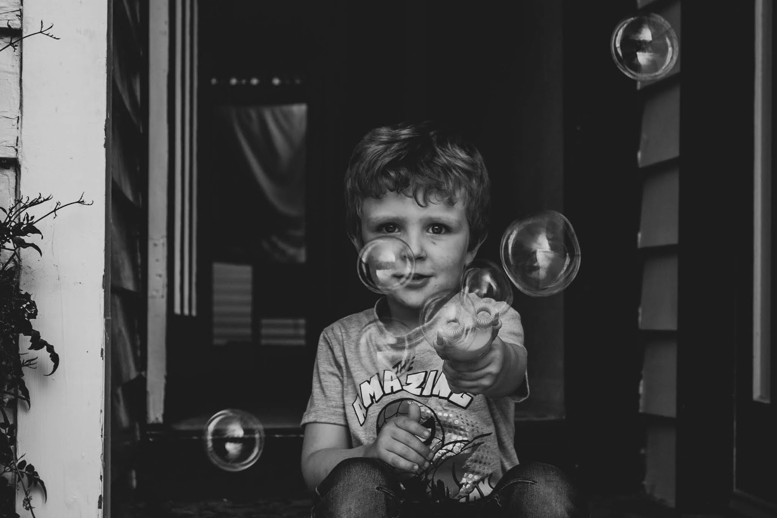 Свободен мальчик. Пузырь счастья. Фото с мыльными пузырями дома грудничок. Мальчик с папироской. Severe Autism.