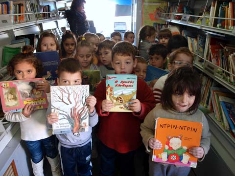 Οι επισκέψεις της κινητής βιβλιοθήκης σε σχολεία του δήμου Αλεξάνδρειας τον Μάιο