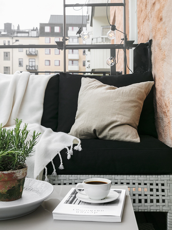 Small balcony design with Ikea. Styled by Pella Hedeby, photo by Sofi Sykfont