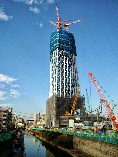 京成橋から見た建設中(174m)の塔体