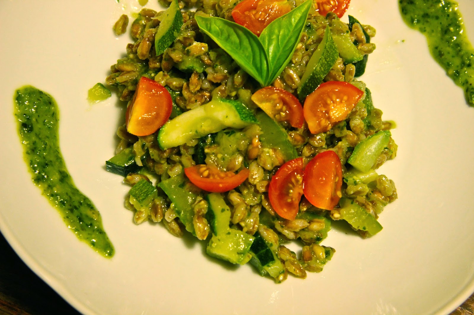 Insalata di farro con zucchine e pesto