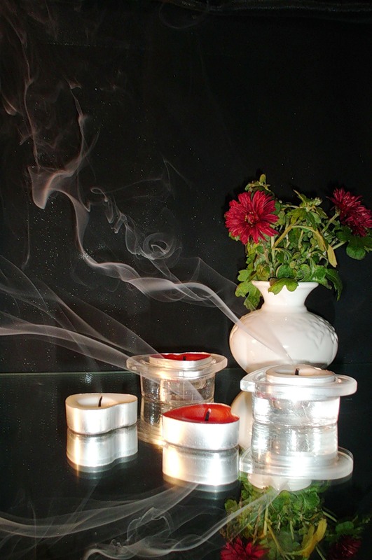 Погасли свечи слушать. Незажженная свеча. Фото натюрморт с дымом. Окончен бал погасли свечи. Прозрачная чашка Хризантема свечи.
